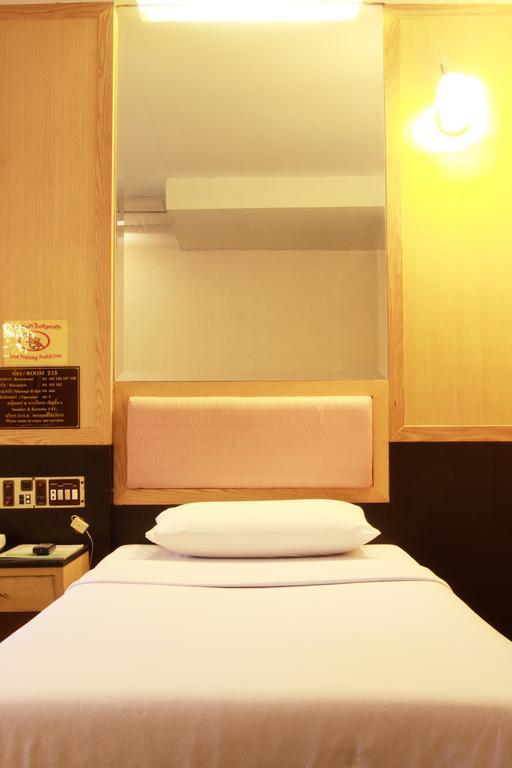 Pradipat Hotel Μπανγκόκ Εξωτερικό φωτογραφία